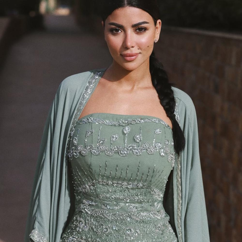 أناقة كارولين عزمي خارج الشاشة… إطلالات رمضانية بين الفخامة والبساطة