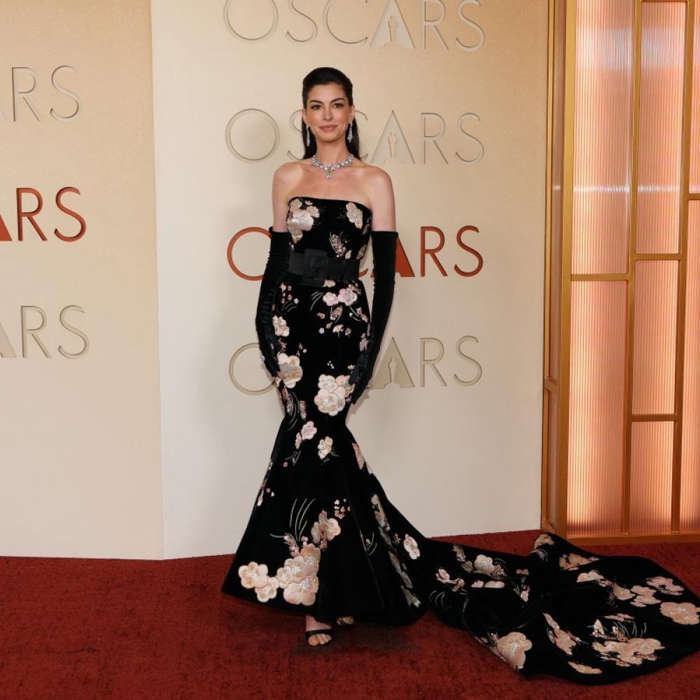 آن هاثاواي بفستان طويل باللون الأسود