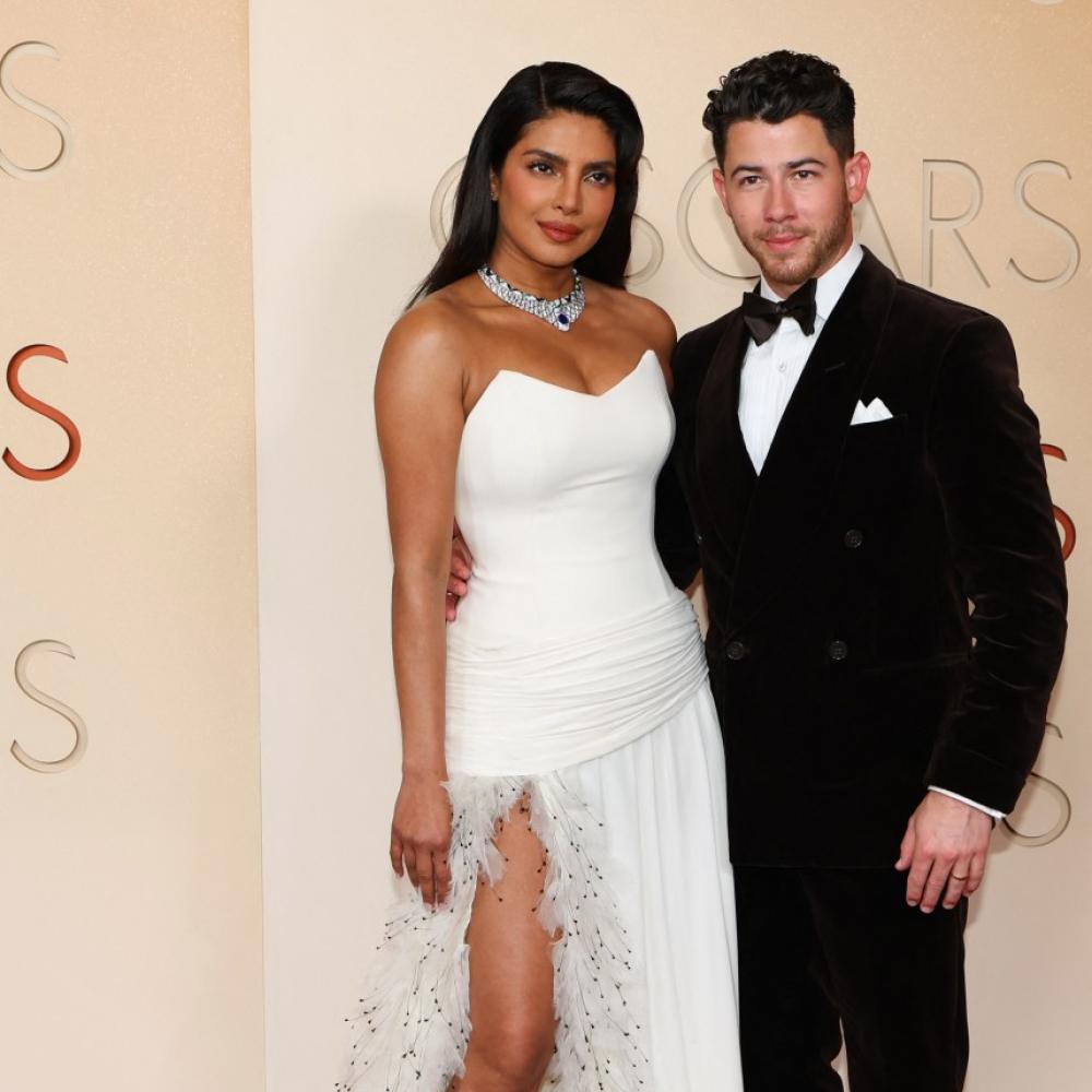 بدت النجمة الهندية بريانكا شوبرا كالعروس خلال مرورها على السجادة الحمراء في حفل توزيع جوائز الأوسكار 2026 