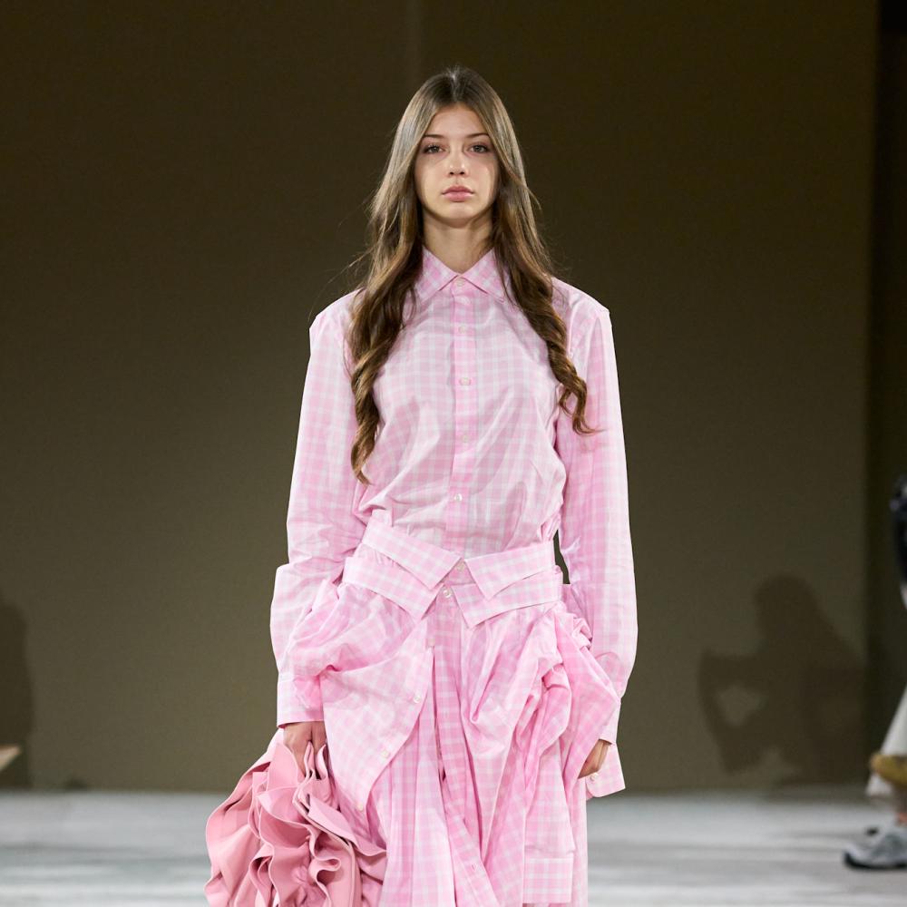 موضة القمصان الملونة بقصات مريحة