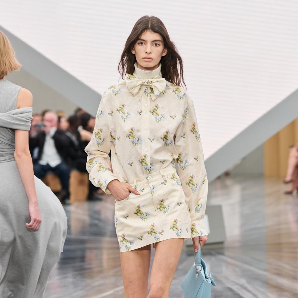 أناقة لامتناهية في إطلالة النقشات الوردية من Christian Dior 