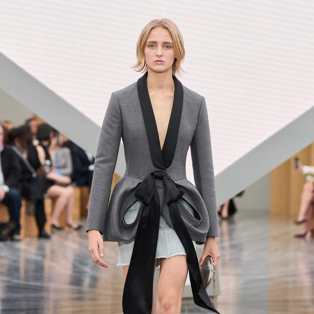 من حقبة الخمسينات يعود البليزر محدد الخصر لموضة صيف 2026