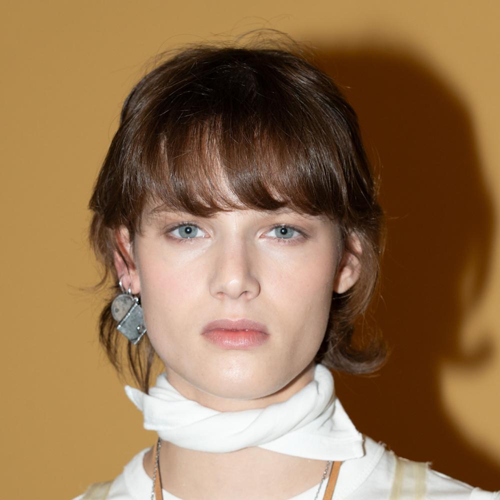 تسريحات الشعر الأنسب لك مع الغرة الأمامية