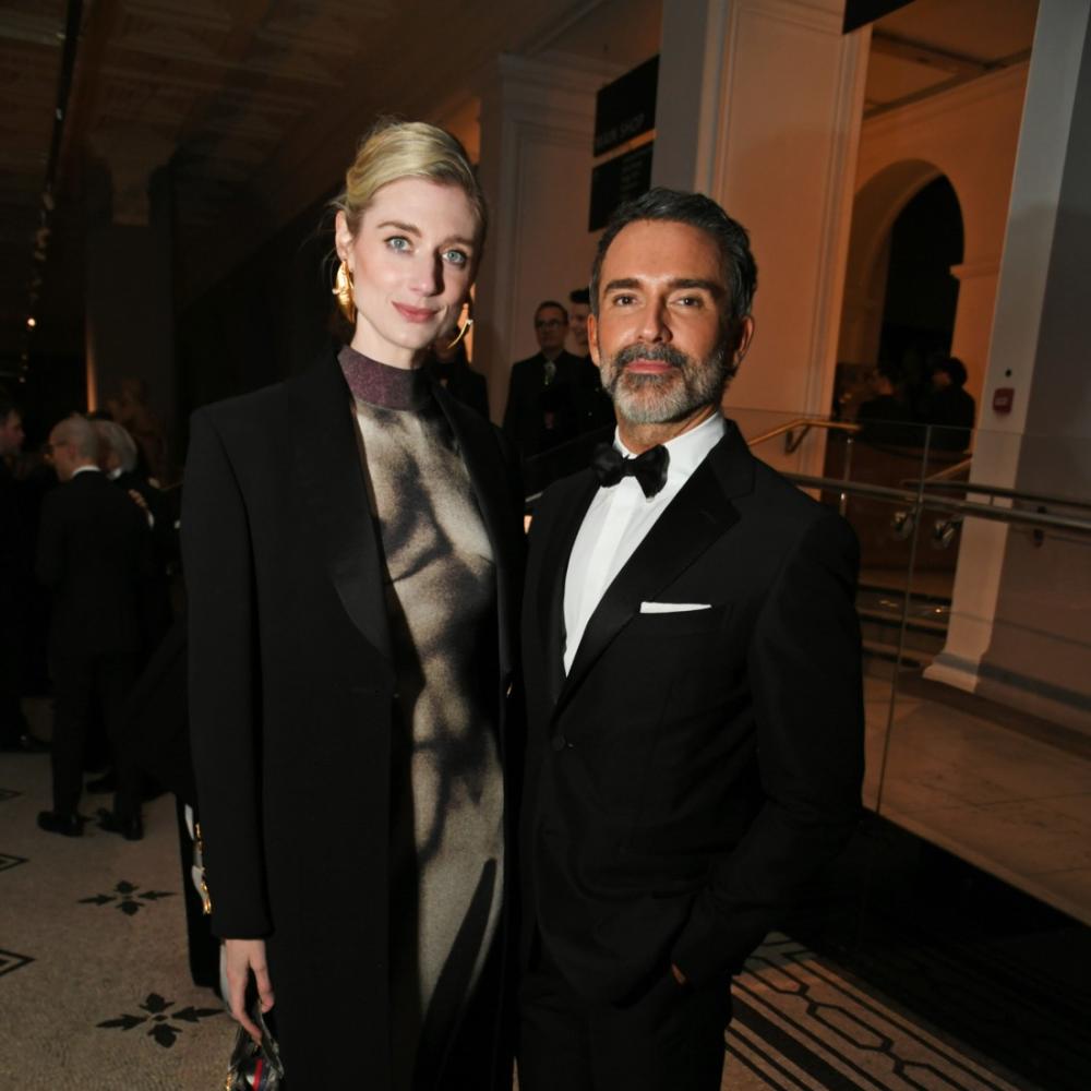 المدير الإبداعي لدار سكياباريللي، "دانيال روزبيري" وإليزابيث ديبيكي