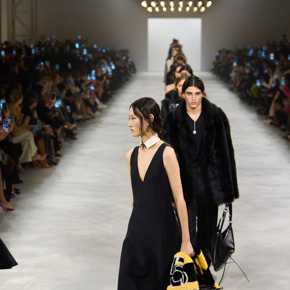 أسبوع ميلانو لموسم خريف 2026: حين تؤكد الحِرفة الإيطالية هيبتها وتعيد الدور الكبرى قراءة أرشيفها
