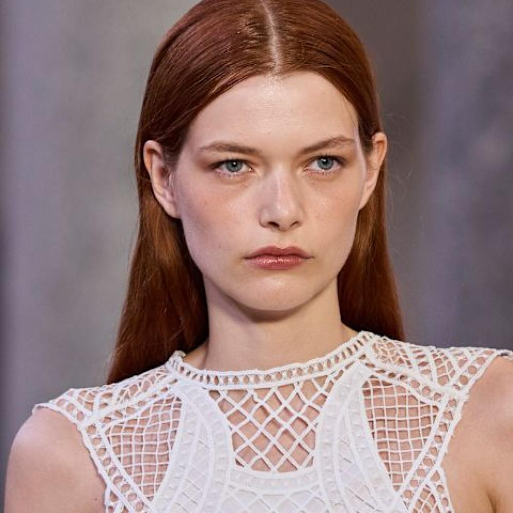 استعيدي لون شعرك الطبيعي ولمعانه مع الخل المنزلي