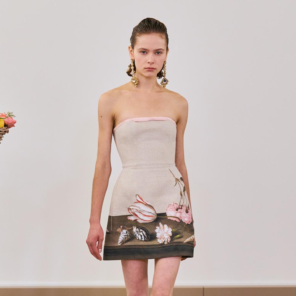 تصميم ناعم ومميز لفستان ميدي قصير من Giambattista Valli