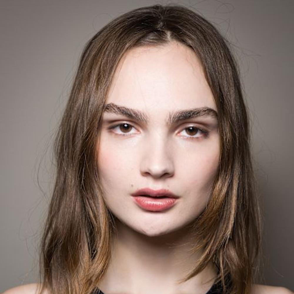 اتجاه جمالي جديد في 2026… شدّ الوجه المبكر هل يحافظ على شباب البشرة؟