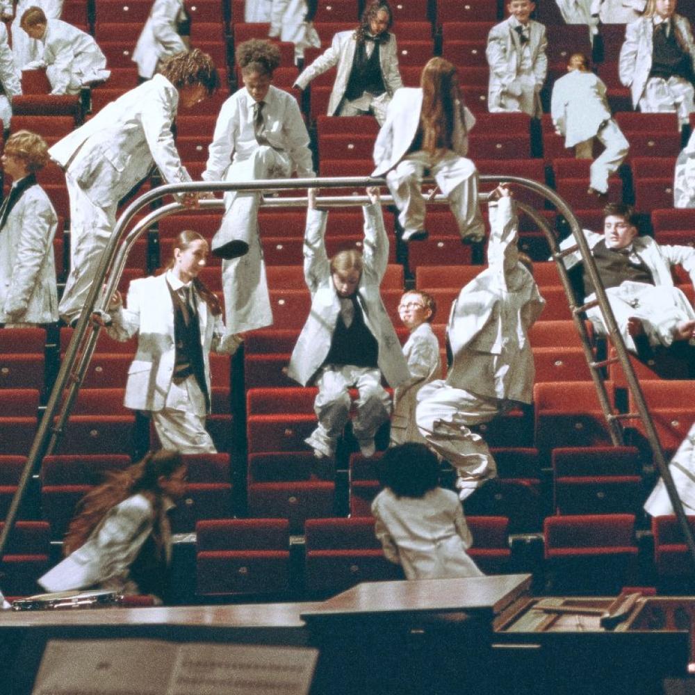 Maison Margiela تطلق فيلماً بعنوان Joy بمشاركة الفنان Max Richter وجمعية Orchestre à l’École