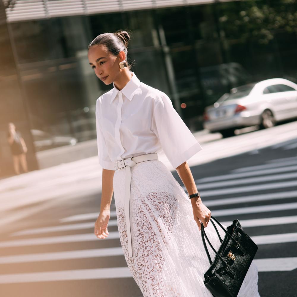 إطلالة أنيقة باللون الأبيض من نيويورك