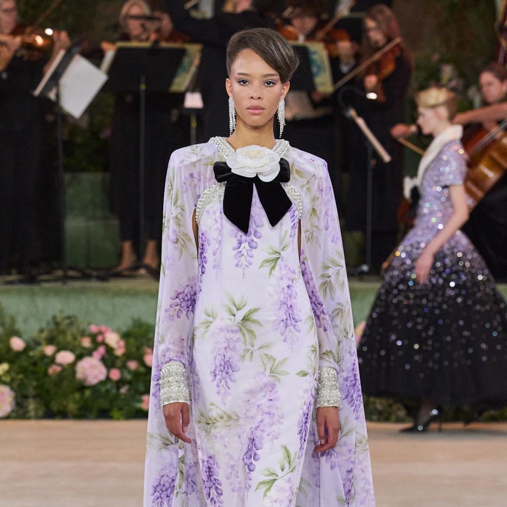 الفساتين المطبعة بالورود والمحتشمة عنوان أساسي لأناقتك في عيد الفطر