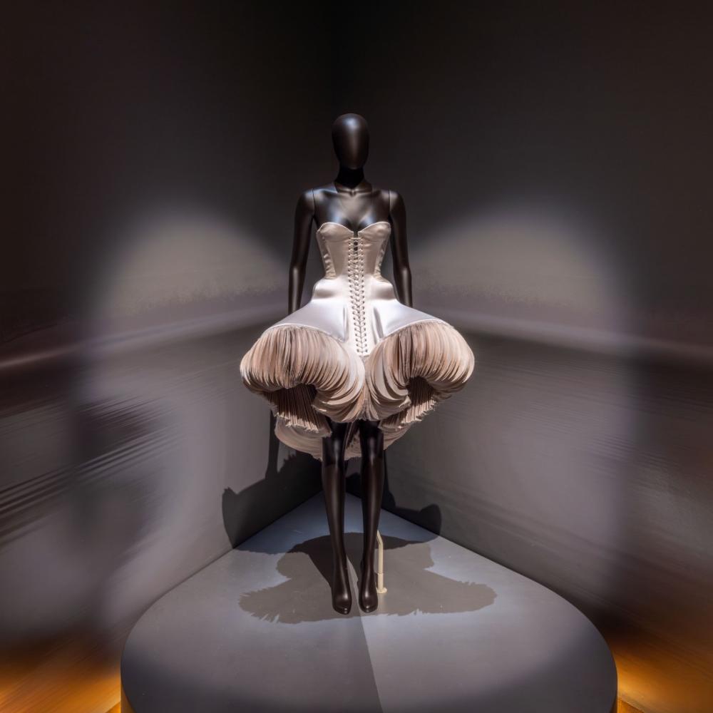 متحف فيكتوريا وألبرت يحتفي بعبقرية سكياباريللي‏