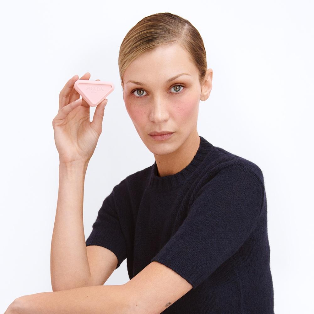 النجمة بيلا حديد في حوار خاص مع "هي" بعد اختيارها أول سفيرة جمال عالمية لدار Prada Beauty 