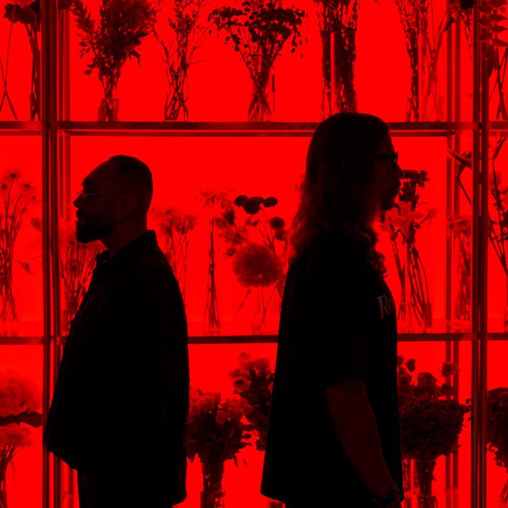 ثقل البتلات: Crosby Studios و UrArtU Gallery يعيدان تعريف فن الأزهار