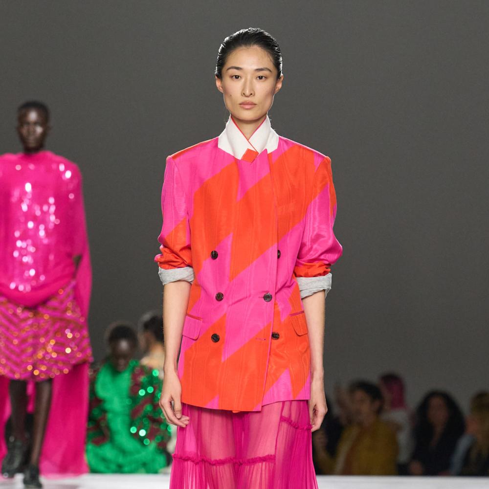 التنانير الشفافة في ربيع 2026 تعيد تعريف الأسلوب الأنثوي