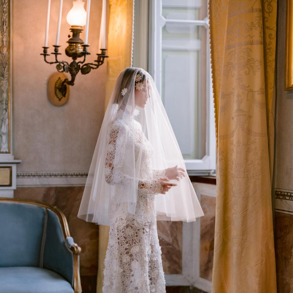 فستان زفاف بياقة عالية توقيع مونيك لولييه