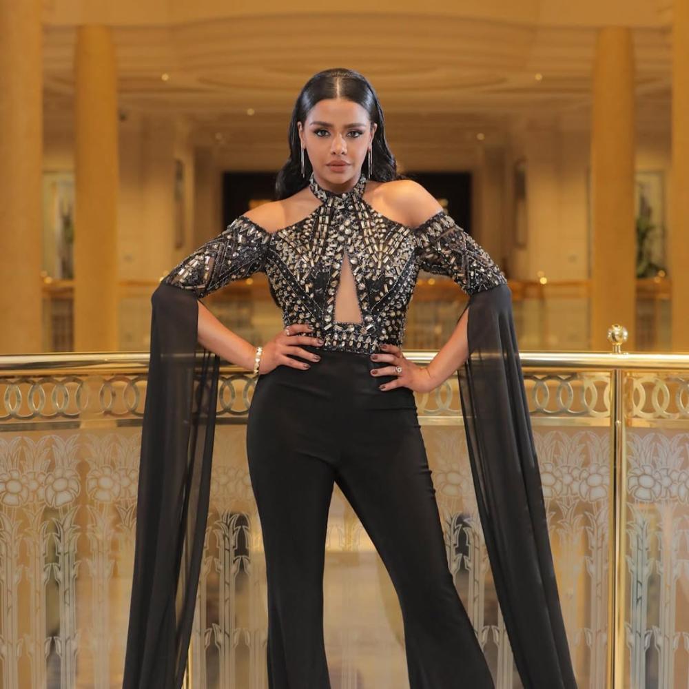 أسماء أبو اليزيد بصيحة الجمبسوت الأسود