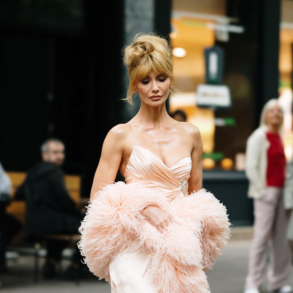 إطلالة بتفاصيل كلاسيكية وتنسيق عصري