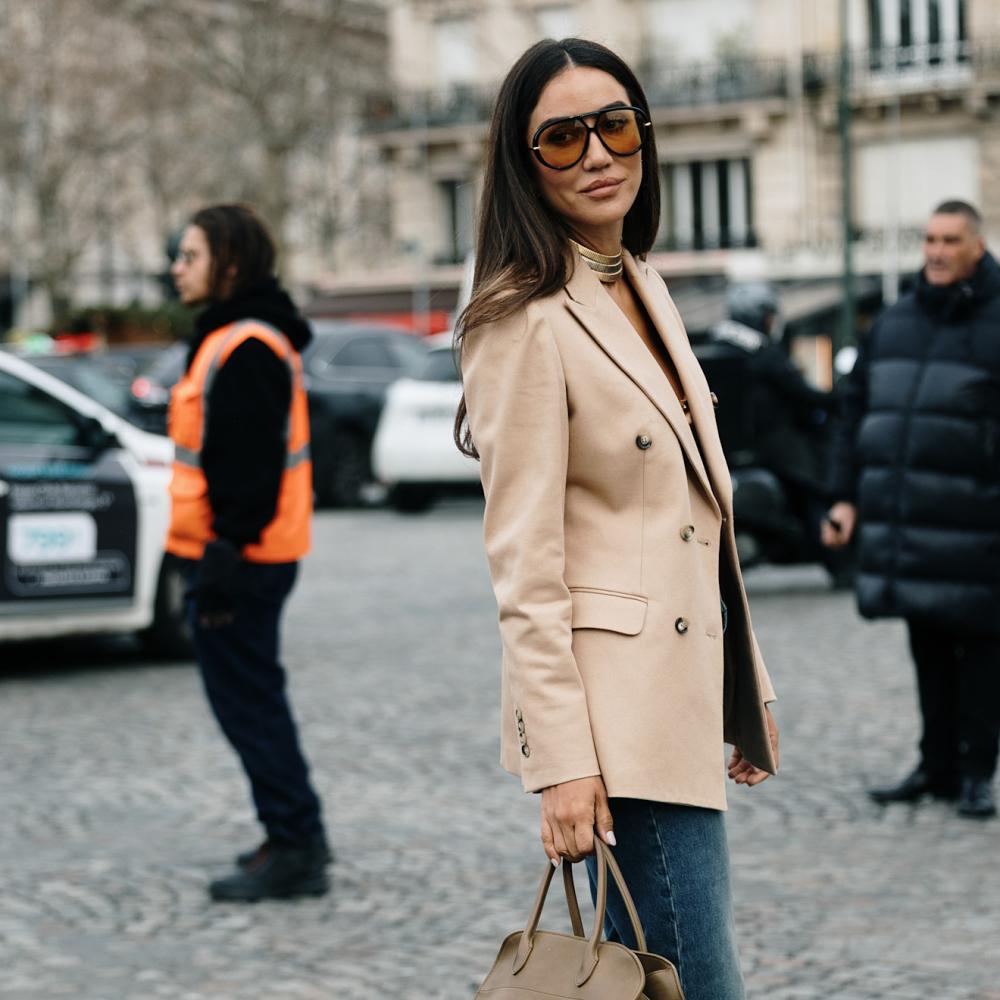 إطلالة بقطع استثمارية من شوارع باريس