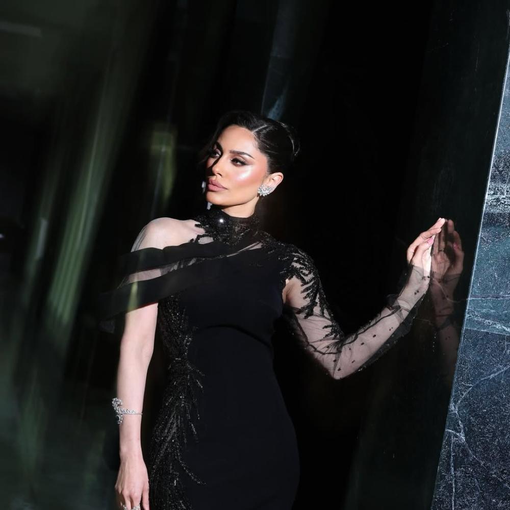 إلهام علي بفستان طويل بقصة الحورية بكتف مائل منسدل