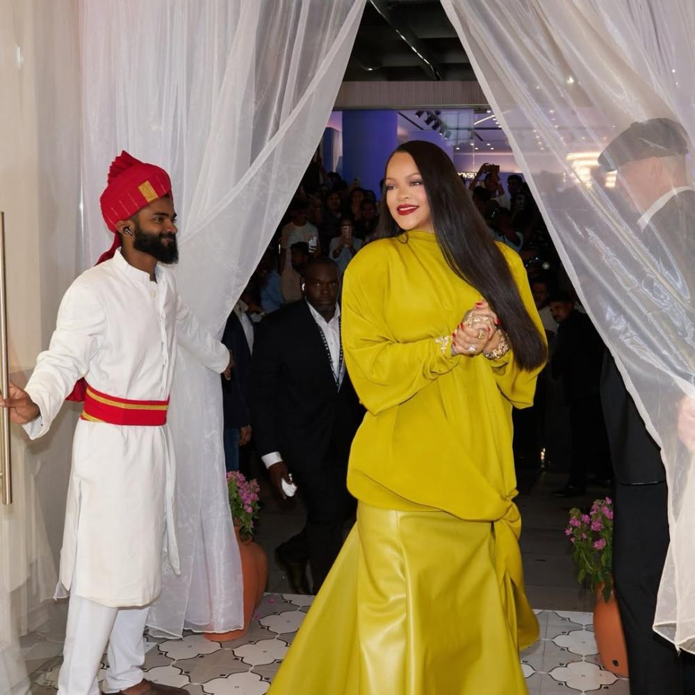 ريهانا ترتدي بلوزة أوفر سايز من القماش الانسيابي