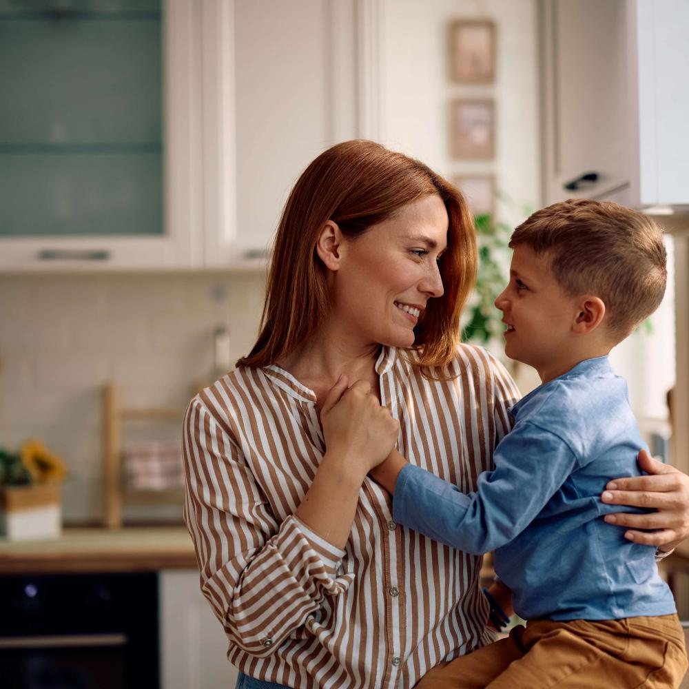 اعرفي كيف تكونين أمان أطفالك في وقت الأزمات