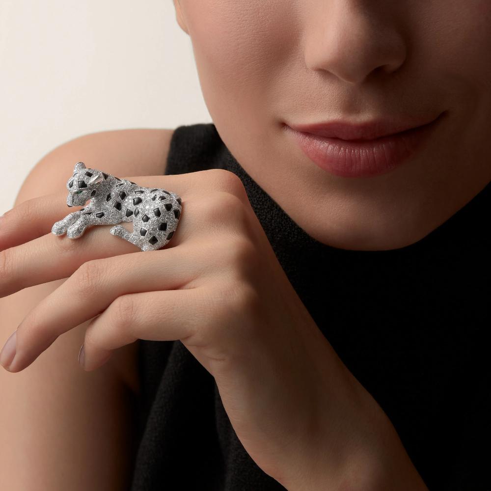 الأحجار الكريمة السوداء فخامة غامضة في تصاميم المجوهرات