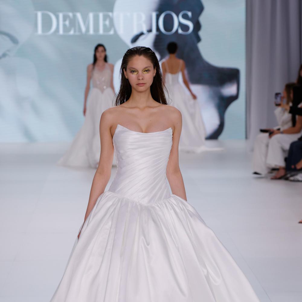 الخصر المنخفض في عروض ديمتريوس