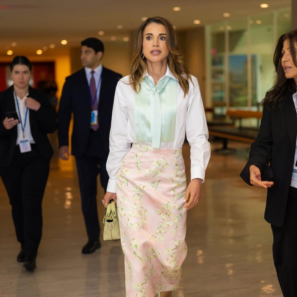 الملكة رانيا بألوان الباستيل بصيحة الورود الرائجة