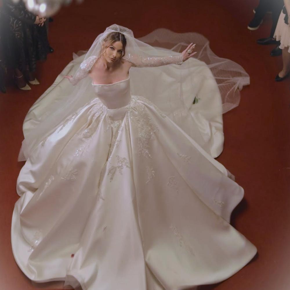 باميلا الكيك بفستان الزفاف