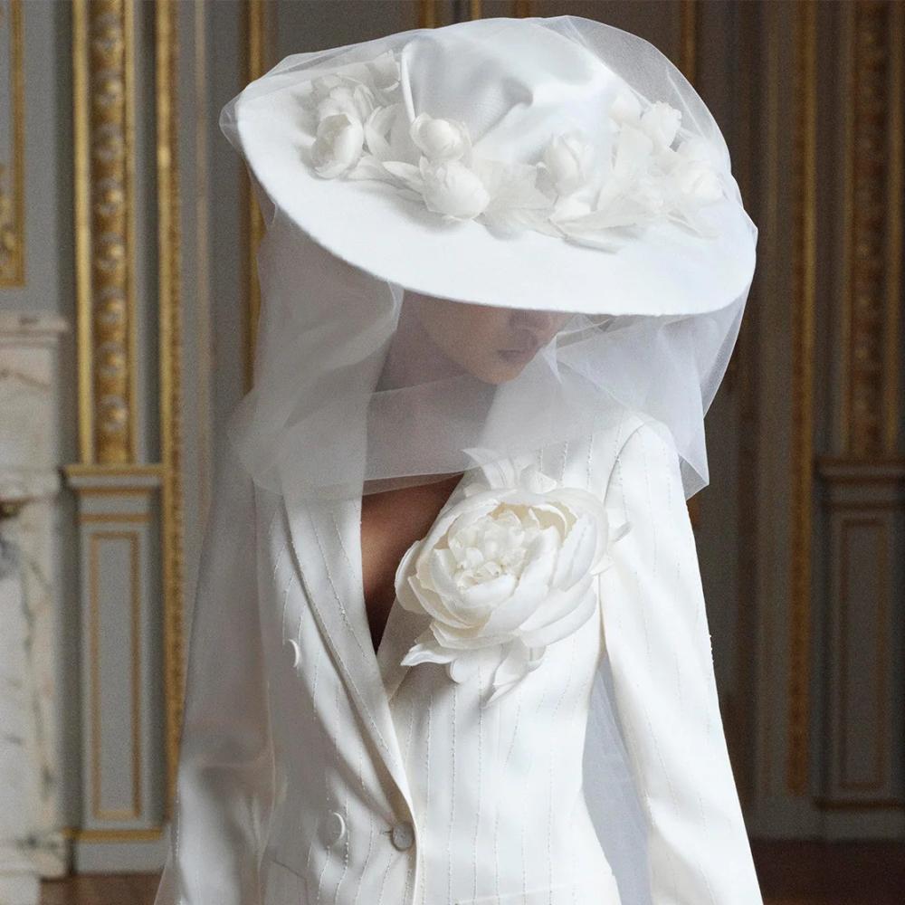 بدلة من قماش الكادي المطرز في عروض إيلي صعب