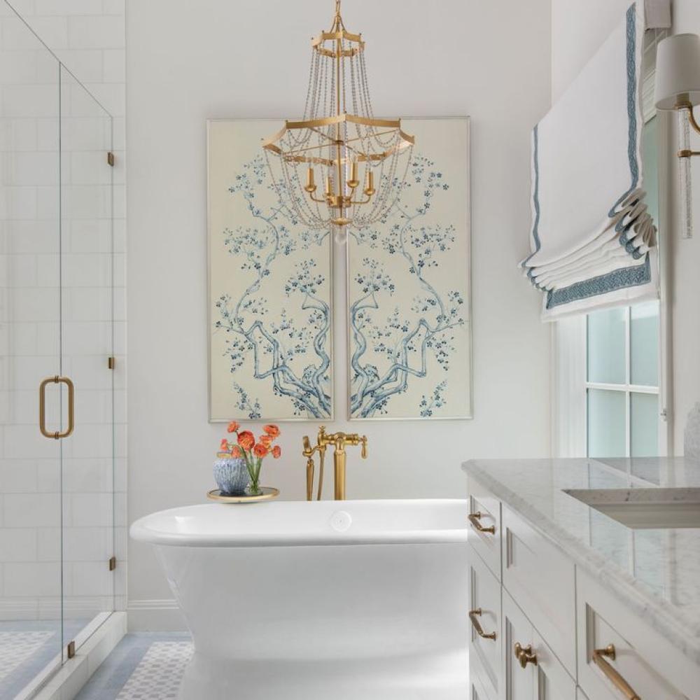 تعليق عمل فني فوق البانيو، بمنح الحمام طابعًا أكثر شخصية