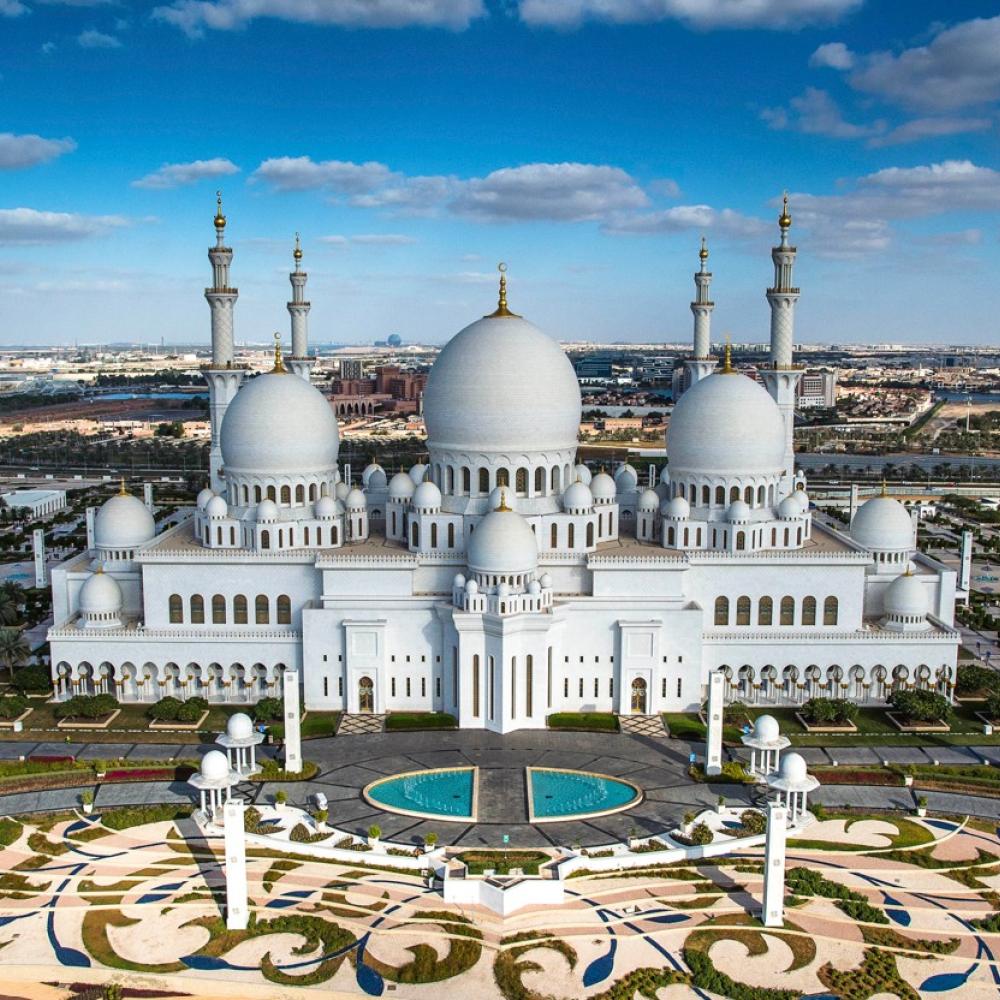 أبوظبي بوجهها الأصيل.. 8 وجهات ساحرة تأخذكِ في رحلة عميقة بين التاريخ والفخامة