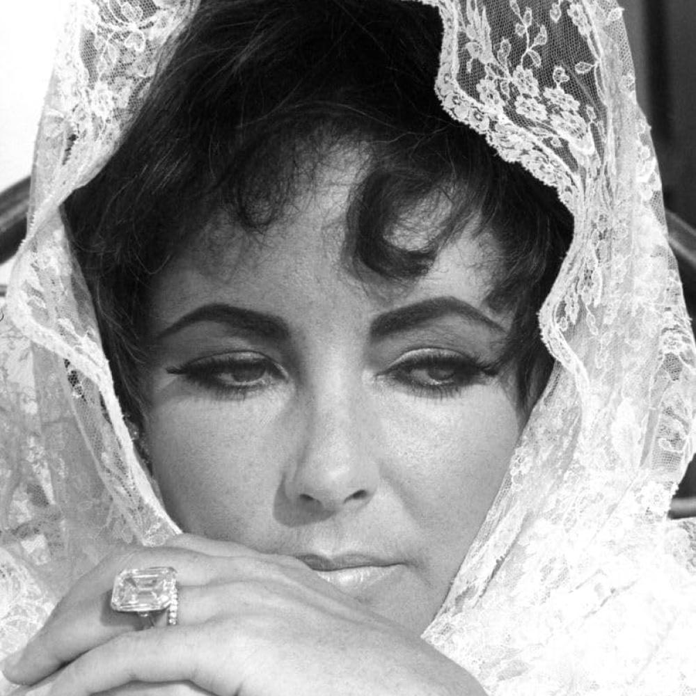 خاتم خطوبة إليزابيث تايلور المرصع بالياقوت والزمرد والماس والذي قدمه لها جون وارنر John Warner