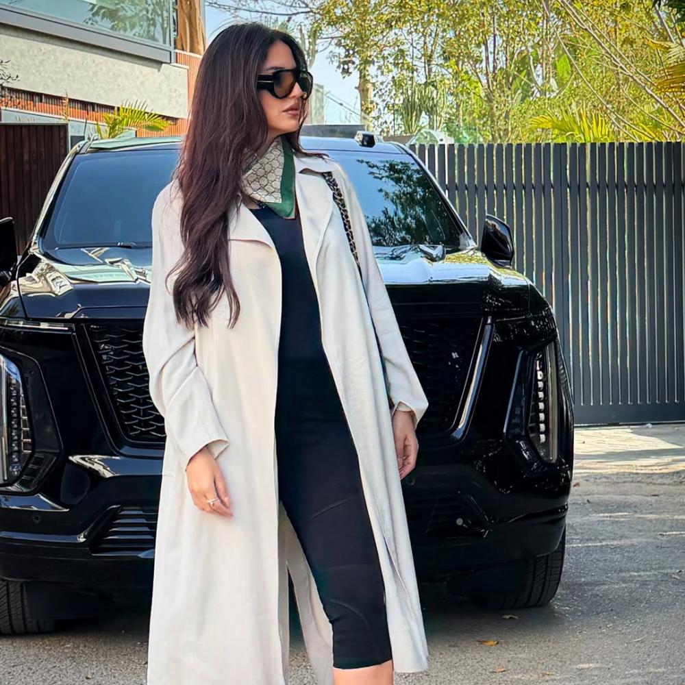 درة ببنطال قصير باللون الأسود 