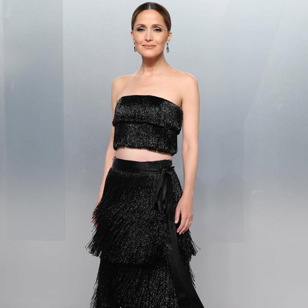 روز بيرن ترتدي طقما باللون الأسود الموحد