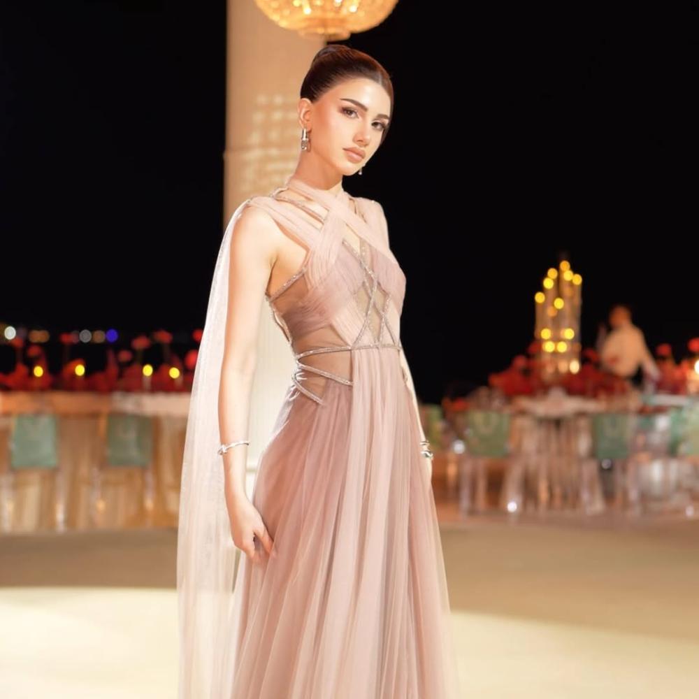 سيدرا عمارة بفستان سهرة أنيق بتدرجات ألوان النيود