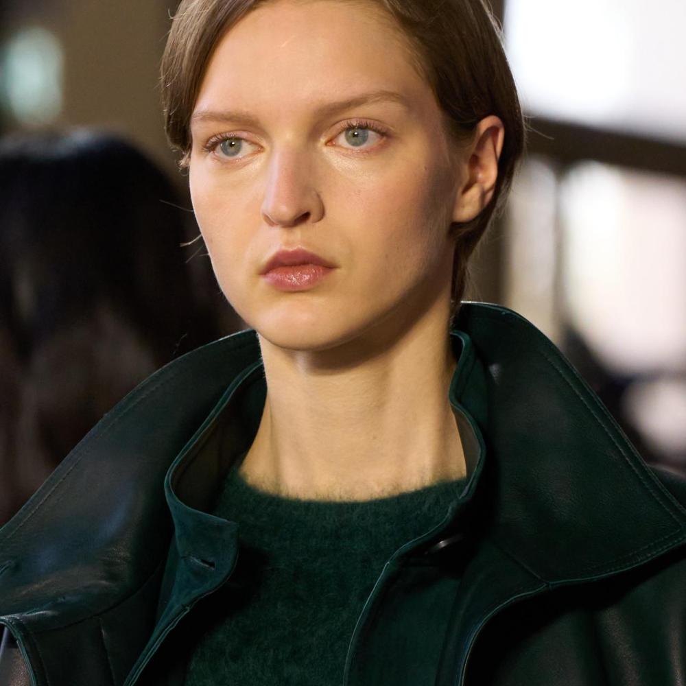 انهّي معاناتكِ مع المسام الواسعة والبشرة الباهتة باتباع خطوات بسيطة تُعيد توازنها