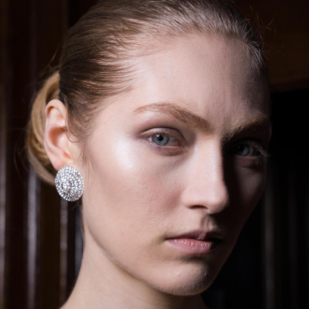 هل ماء الاستحمام يُخرّب روتين العناية ببشرتكِ؟ ... إليكِ الإجابة الحاسمة