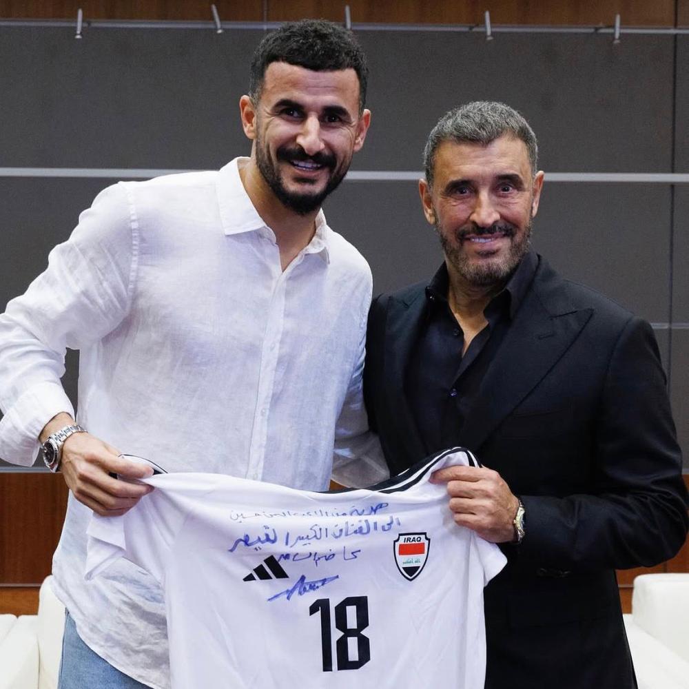 كاظم الساهر مع لاعب المنتخب العراقي أيمن حسين 