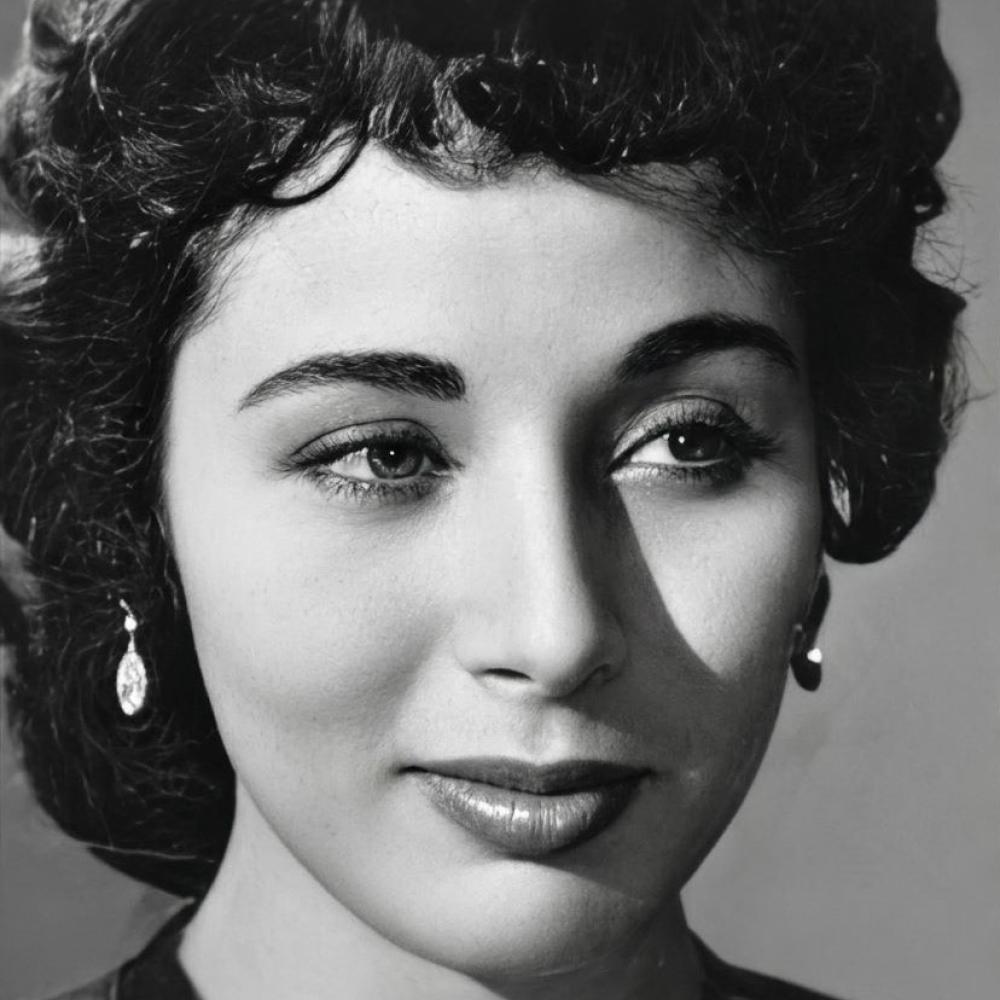 الفنانة المصرية البارزة لبنى عبد العزيز