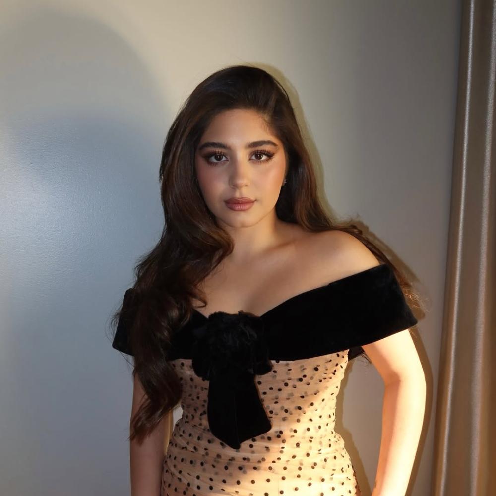 مايان السيد بفستان قصير بصبحة البولكا دوت