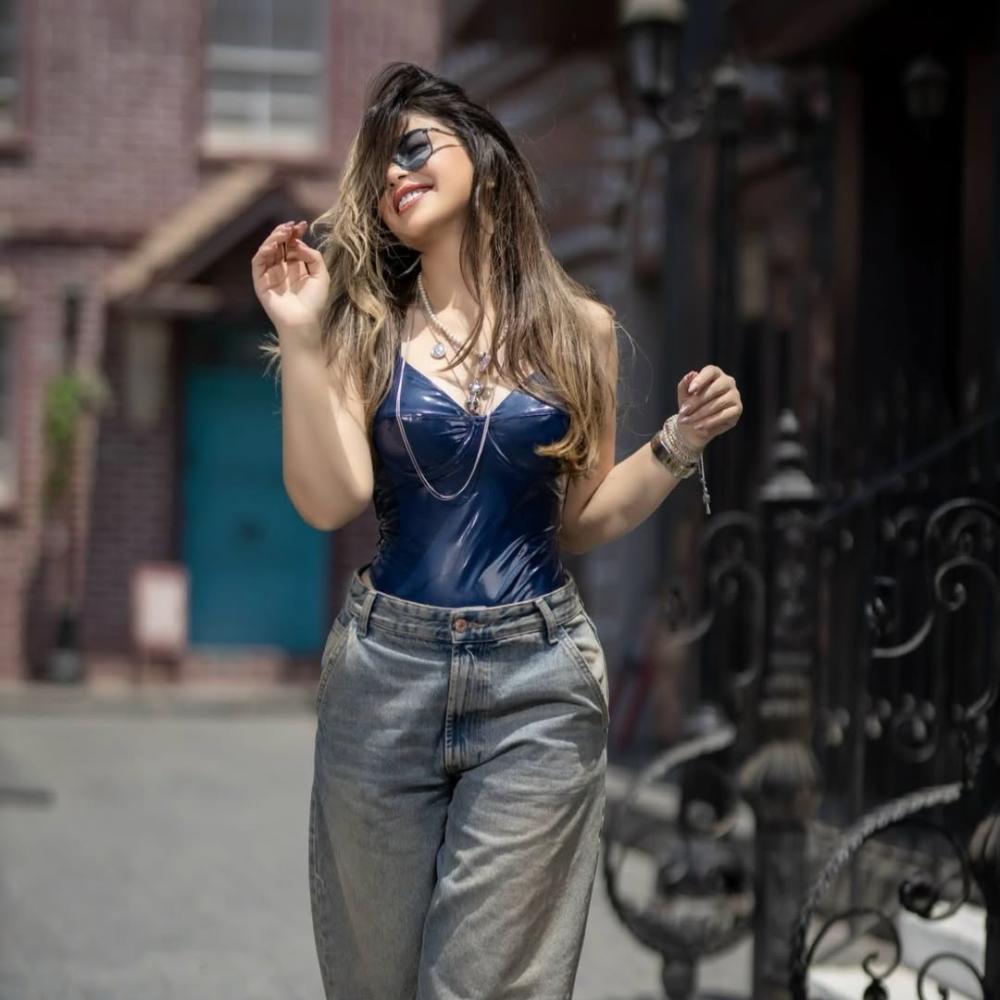 ميرنا جميل ببنطال الجينز الشاحب مع توب ضيق من الجلد