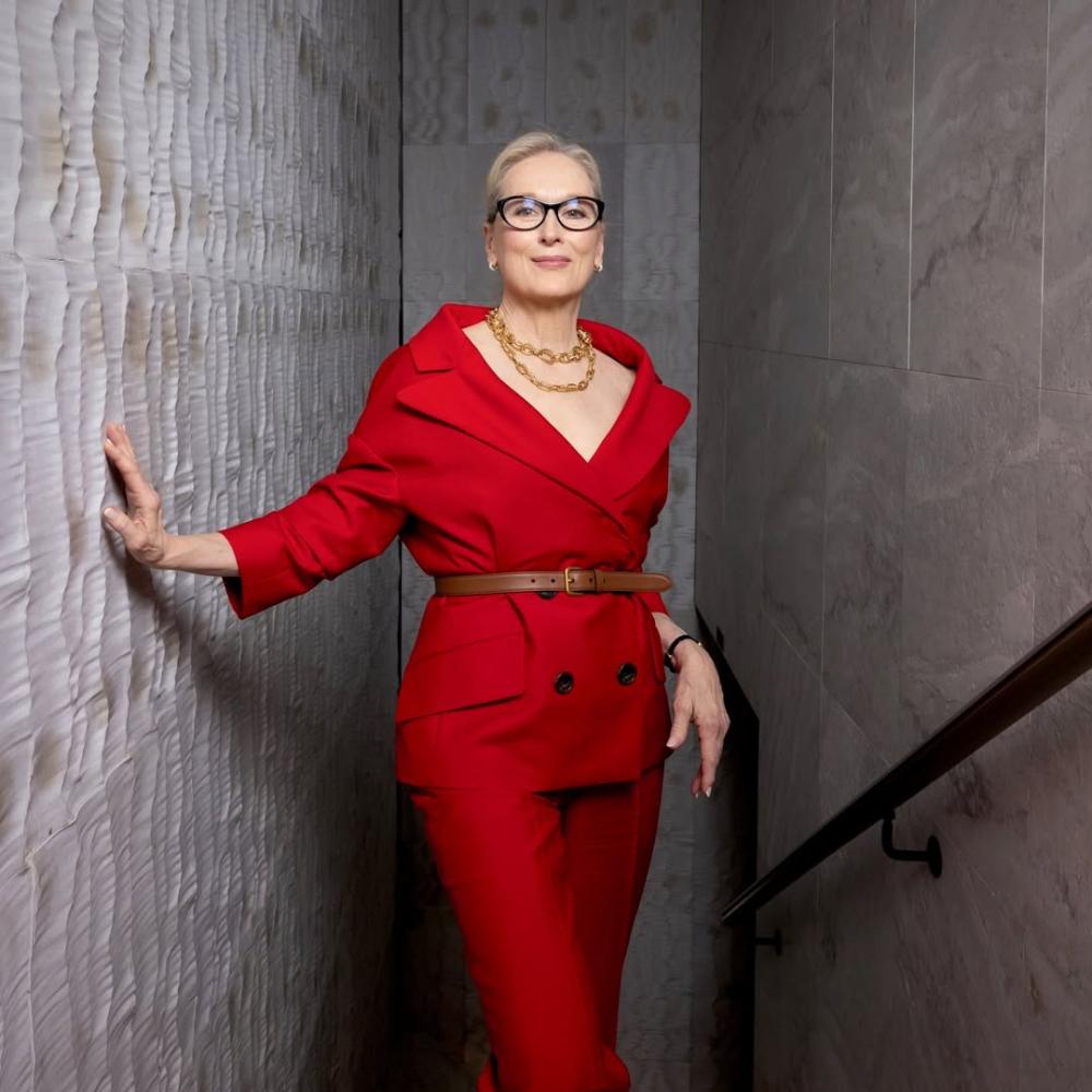 ميريل ستريب ببدلة بتصميم كلاسيكي باللون أحمر ناري