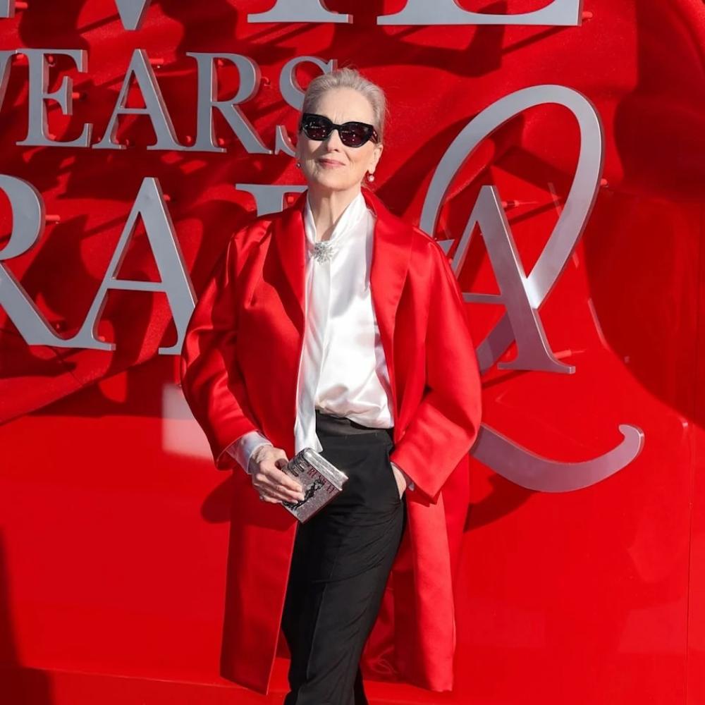 ميريل ستريب ببنطال وقميص وجاكيت أوفر سايز