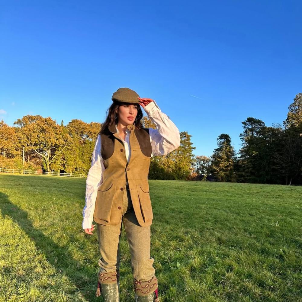 ياسمين صبري بالبنطال الكلاسيكي المنقوش