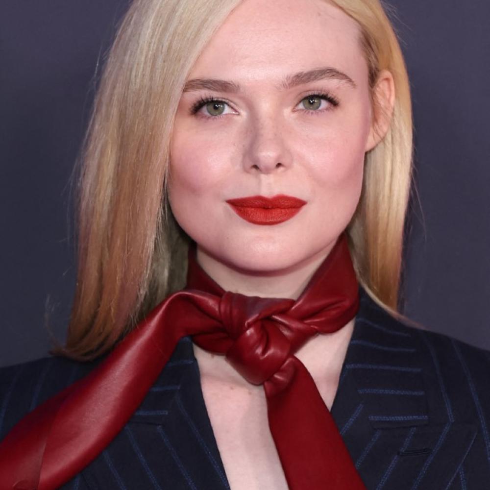 ألوان أحمر الشفاه الحمراء الفاتحة بأسلوب Elle Fanning