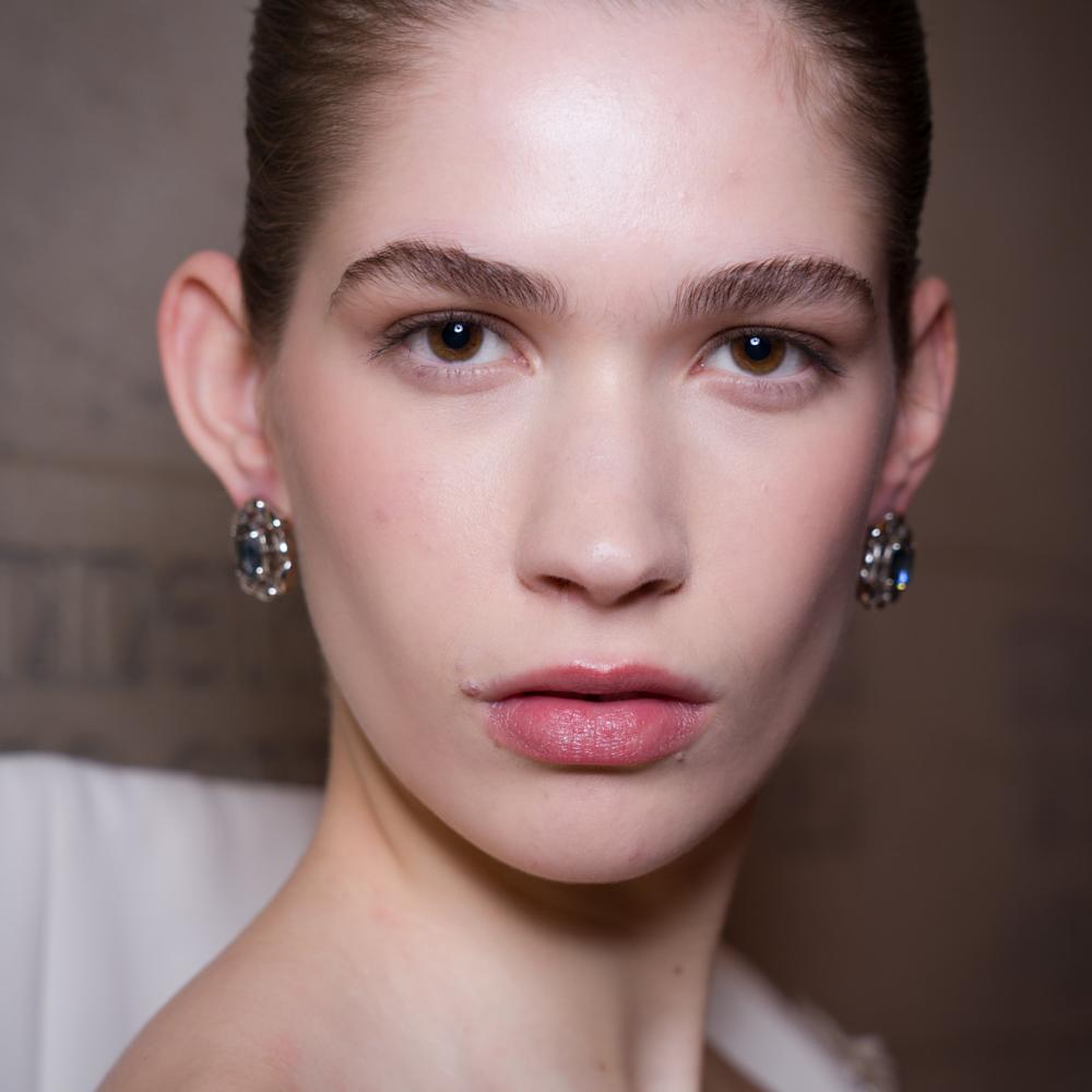  إزالة المكياج المقاوم للماء عن البشرة الدهنية