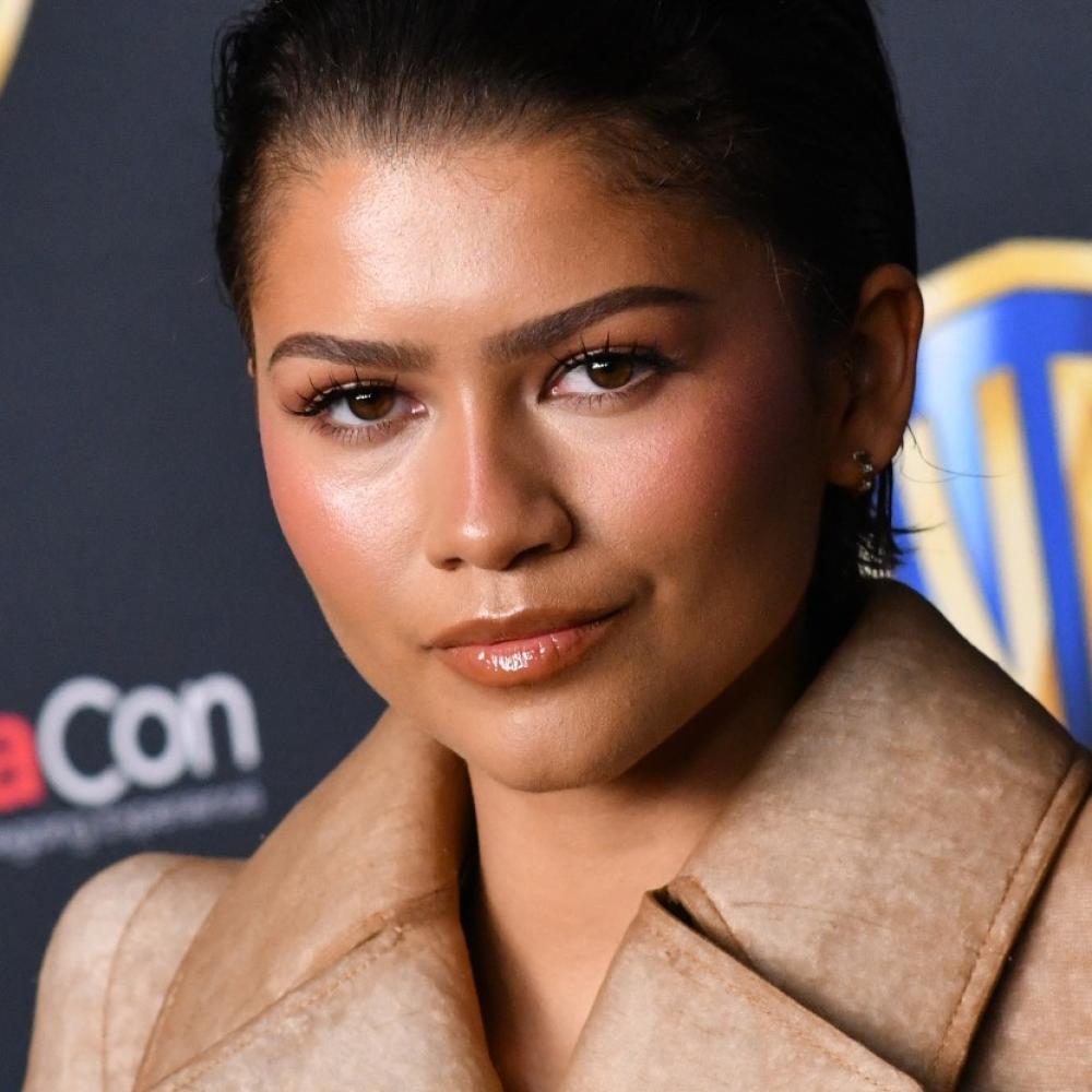 اطلالة النجمة Zendaya برسمات المكياج المشمشي