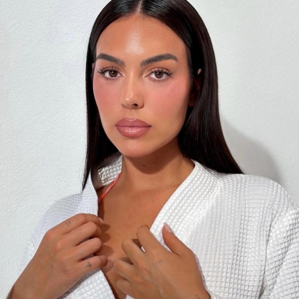 بلاشر الفراولة بأسلوب غولسي على طريقة جورجينا رودريغز